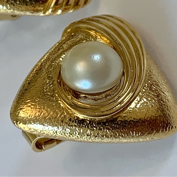 Vintage Crown Trifari Gold Tone Faux Pearl Earrings - Picture 3 of 8